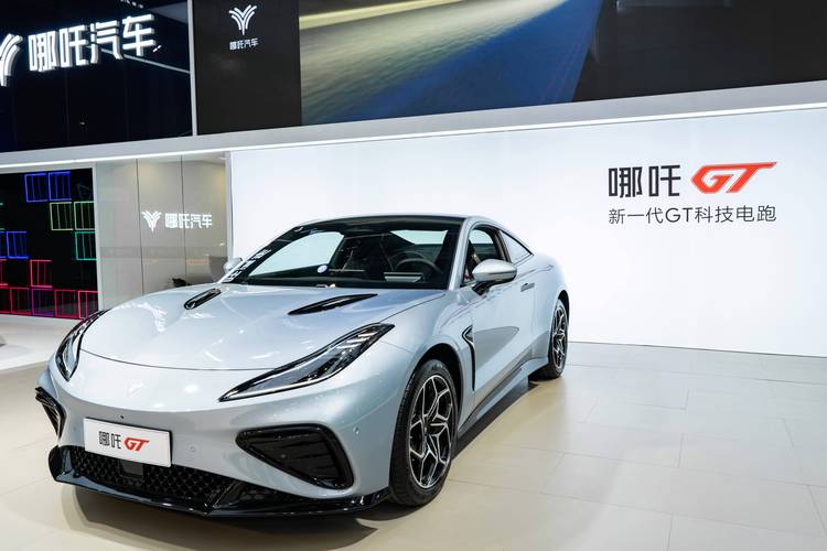 深圳343哪吒汽车在智能汽车领域的表现，领途汽车在新能源汽车市场中的影响力